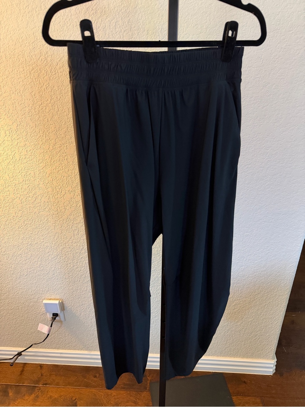 Women’s Old Navy High-Waisted SleekTech Barrel Ankle Pants